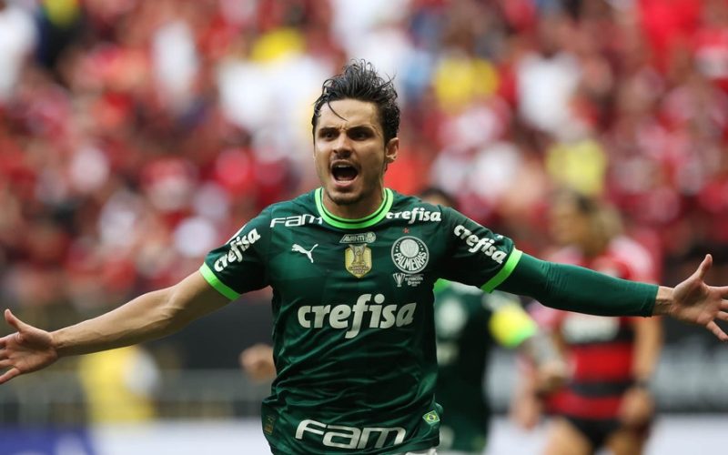 Raphael Veiga reconhece fase difícil no Palmeiras e se compromete a melhorar