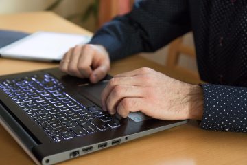 Instituto Cyrela oferece bolsas para curso preparatório do ENCCEJA em parceria com a Descomplica