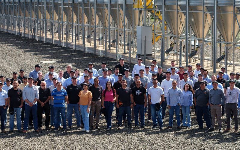 Aviagen aumenta capacidade de produção e recebe visita de clientes em sua nova granja de avós no Brasil