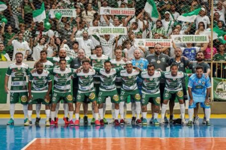 Família Palestra conquista o bicampeonato e entra para a história do futsal em Montealto ao levantar a taça.