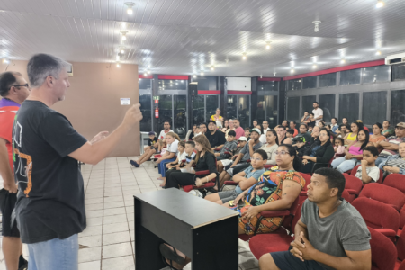 Evento do Projeto Fome de Bola promove integração entre famílias e estudantes durante apresentação das atividades de 2026.