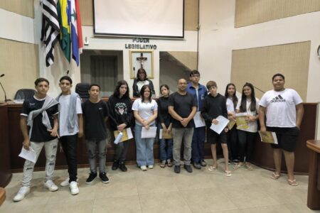 Alunos do Parlamento Jovem 2026 de Monte Alto conhecem de perto o funcionamento da Câmara Municipal