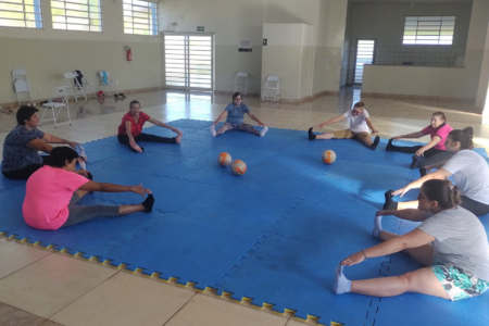 Convite da Secretaria de Esportes de Aparecida para moradores participarem de grupo de exercícios para maiores de 45 anos.