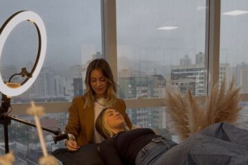 Caroline Pedrini e o novo olhar sobre a extensão de cílios: mais técnica, mais segurança e menos improviso