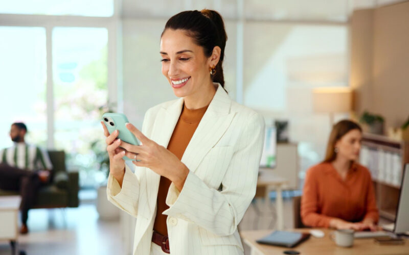 O RH da empresa no celular do colaborador