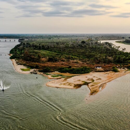 J&F planeja injetar R$ 1,9 bilhão em infraestrutura no Pantanal, suscitando polêmica sobre impactos ambientais