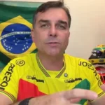 Flávio Bolsonaro se coloca como vítima e afirma que seu pai lhe passará a faixa presidencial