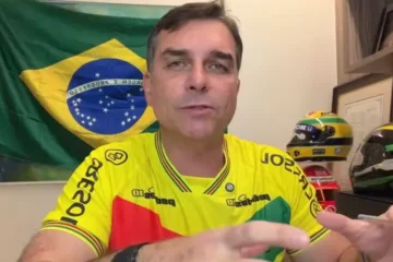 Flávio Bolsonaro se coloca como vítima e afirma que seu pai lhe passará a faixa presidencial