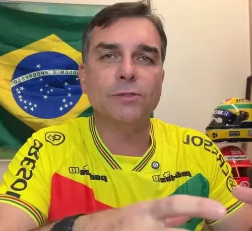 Flávio Bolsonaro se coloca como vítima e afirma que seu pai lhe passará a faixa presidencial
