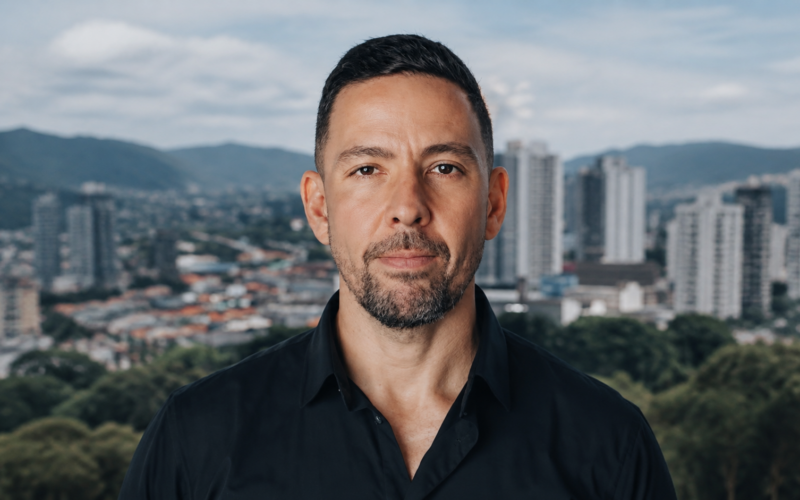 Investigação independente aponta possíveis conflitos de interesse em relações entre executivos da CrowdStrike e revenda no Brasil