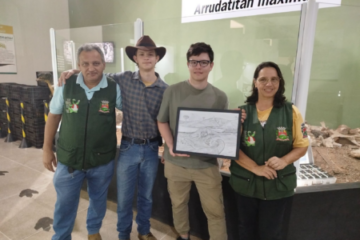 Clan de Joinville explora as maravilhas do Museu de Paleontologia em Monte Alto