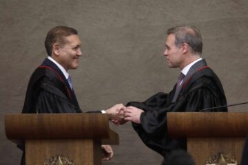 Decisões de Nunes Marques e André Mendonça excluem publicações de Lula, Janja e seus apoiadores sobre Flávio Bolsonaro