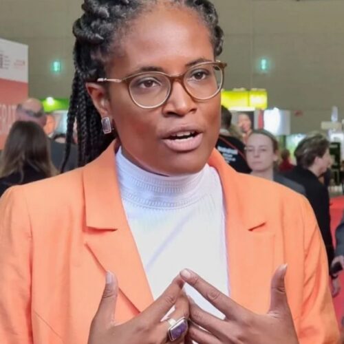 Brasileiras, unam-se: Djamila Ribeiro convida a criticar Dilma Rousseff