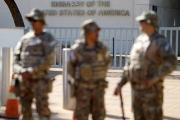 Analista internacional classifica fechamento da Embaixada dos EUA como estratégia de intimidação para aumentar a tensão nas eleições
