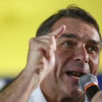 Flávio Bolsonaro busca bloquear 32 perfis em redes sociais por meio de ação judicial