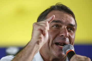 Flávio Bolsonaro busca bloquear 32 perfis em redes sociais por meio de ação judicial