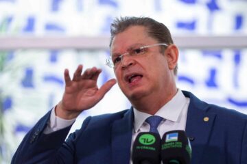 Flávio se posiciona no embate com Lula: “um empate é excelente”, afirma Sóstenes