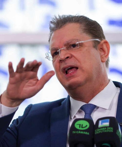 Flávio se posiciona no embate com Lula: “um empate é excelente”, afirma Sóstenes